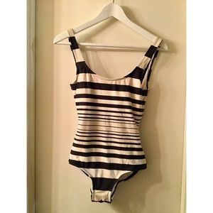 🖤🔻DKNY CLASSIC Striped One Piece Swimsuit🔻🖤